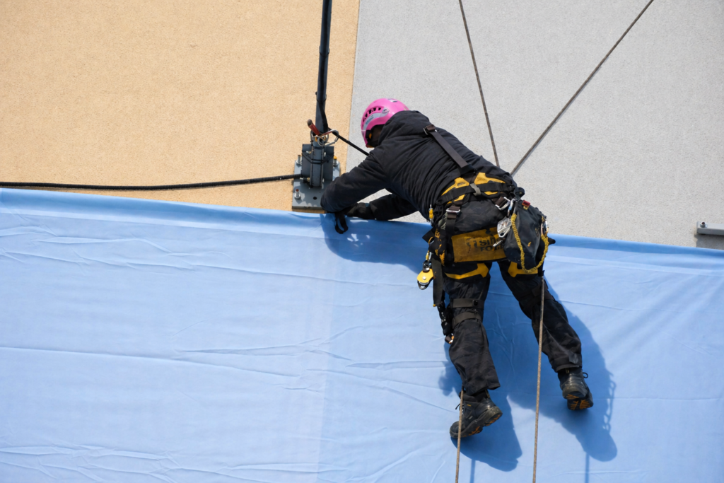 travailleur acrobatique en hauteur